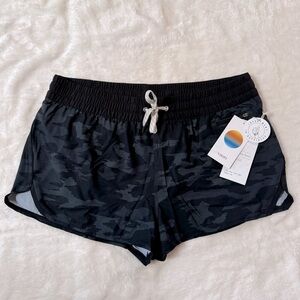 Vuori NWT Clementine Shorts, Black Watercolor Camo, NWT Women’s XL